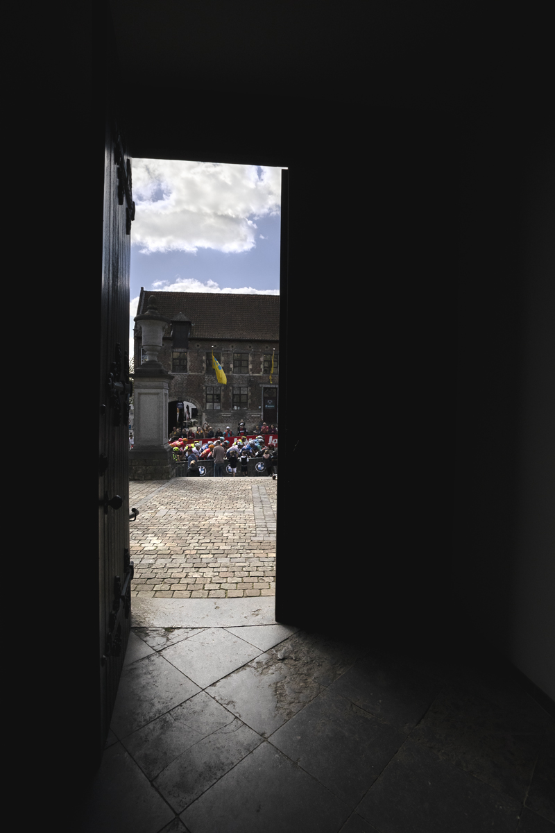 De Brabantse Pijl 2024 - The race view through the church door of Sint-Martinuskerk in Overijse