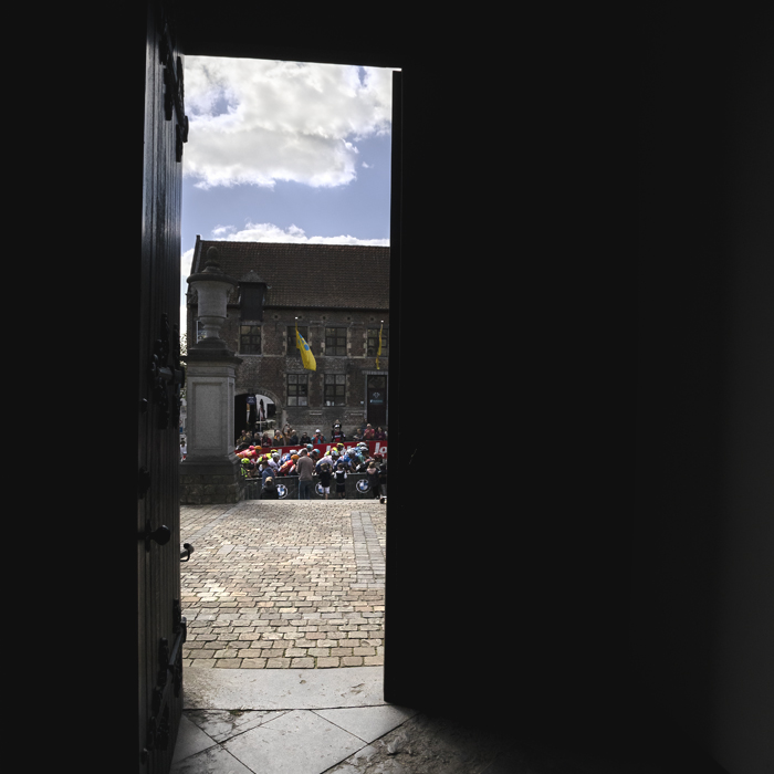 De Brabantse Pijl 2024 - The race view through the church door of Sint-Martinuskerk in Overijse
