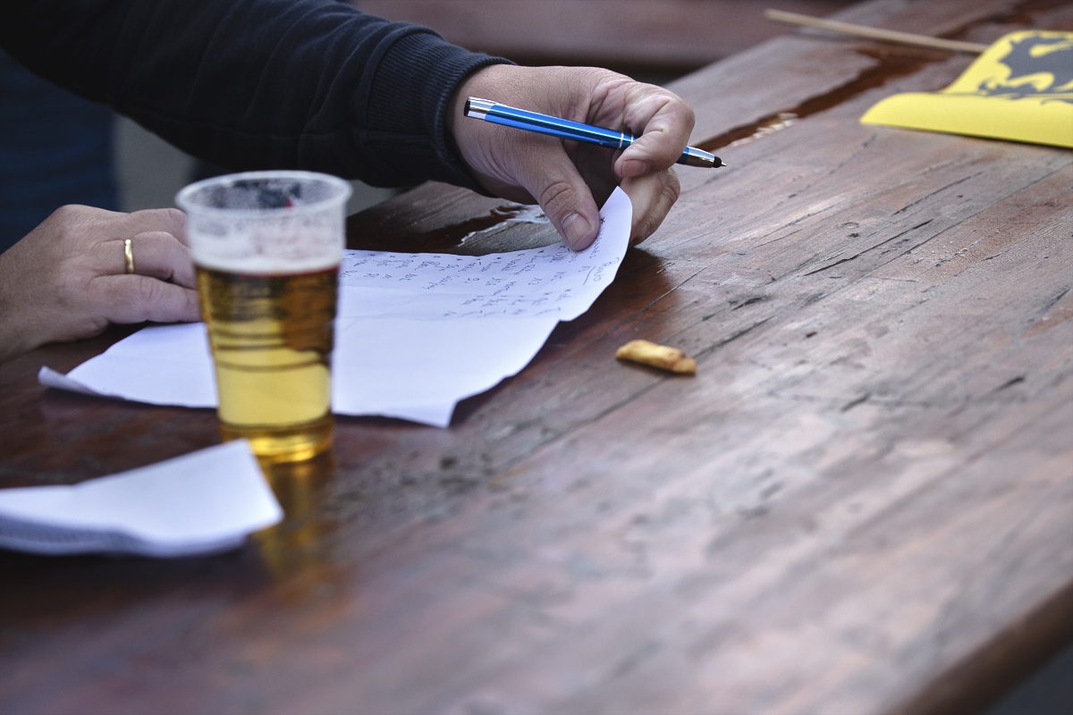 De Brabantse Pijl 2024 - Informal betting on the race takes place over a glass of beer and chips