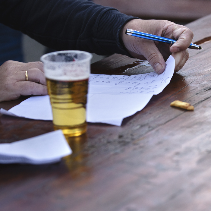 De Brabantse Pijl 2024 - Informal betting on the race takes place over a glass of beer and chips