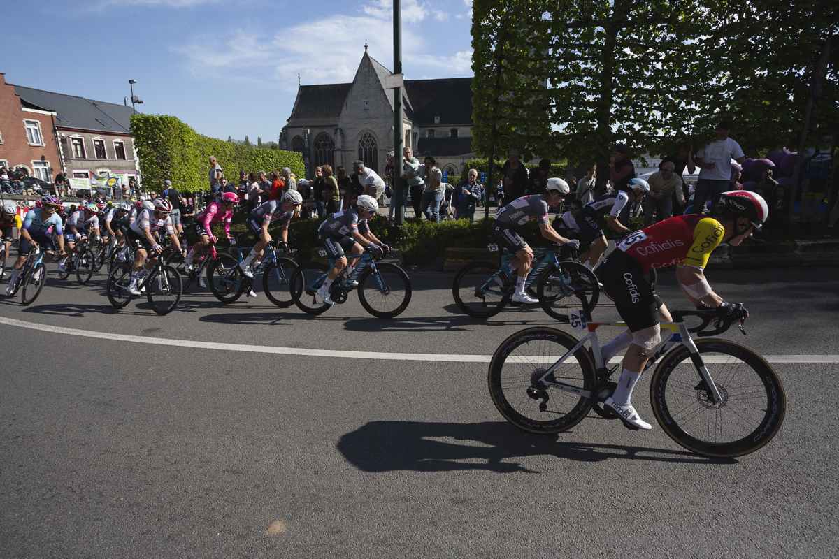 De Brabantse Pijl 2025 - Fans line the inside of one of the tight bends watching the race pass in Overijse