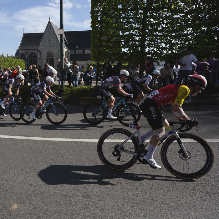 De Brabantse Pijl 2025 - Fans line the inside of one of the tight bends watching the race pass in Overijse