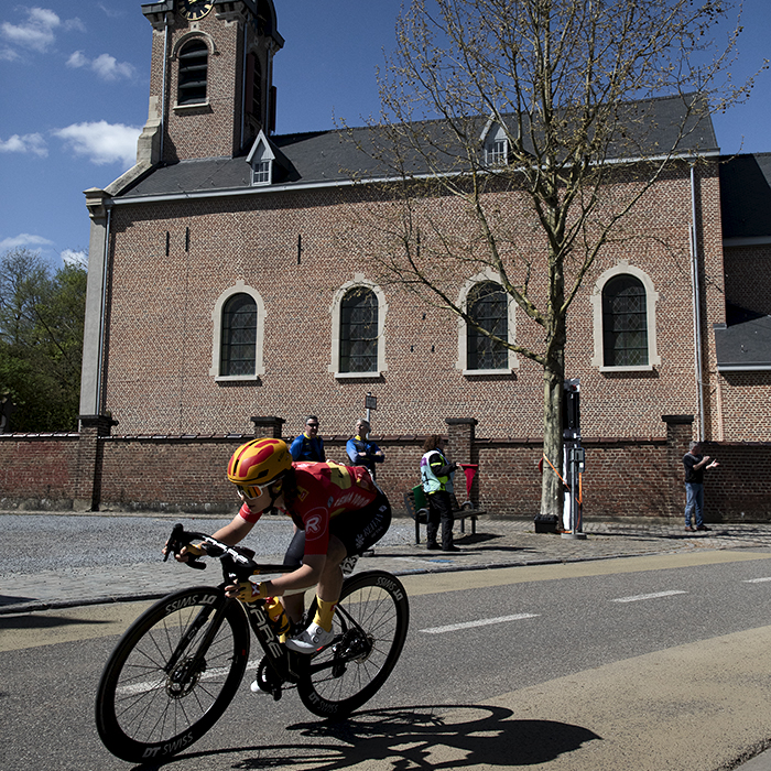 De Brabantse Pijl Vrouwen 2024 - Simone Boilard of Uno-X Mobility descends past a church