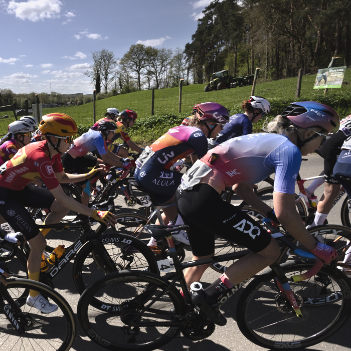 De Brabantse Pijl Vrouwen 2024 - A view of the peloton from the side as it climbs Holstheide