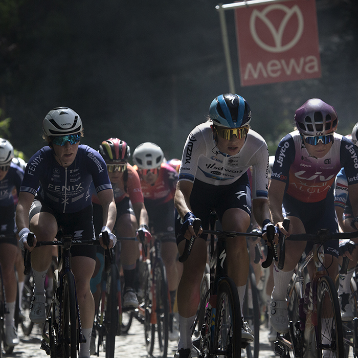 De Brabantse Pijl Vrouwen 2024 - A group of riders including Mischa Bredewold wearing the European Champion’s jersey on Moskestraaat