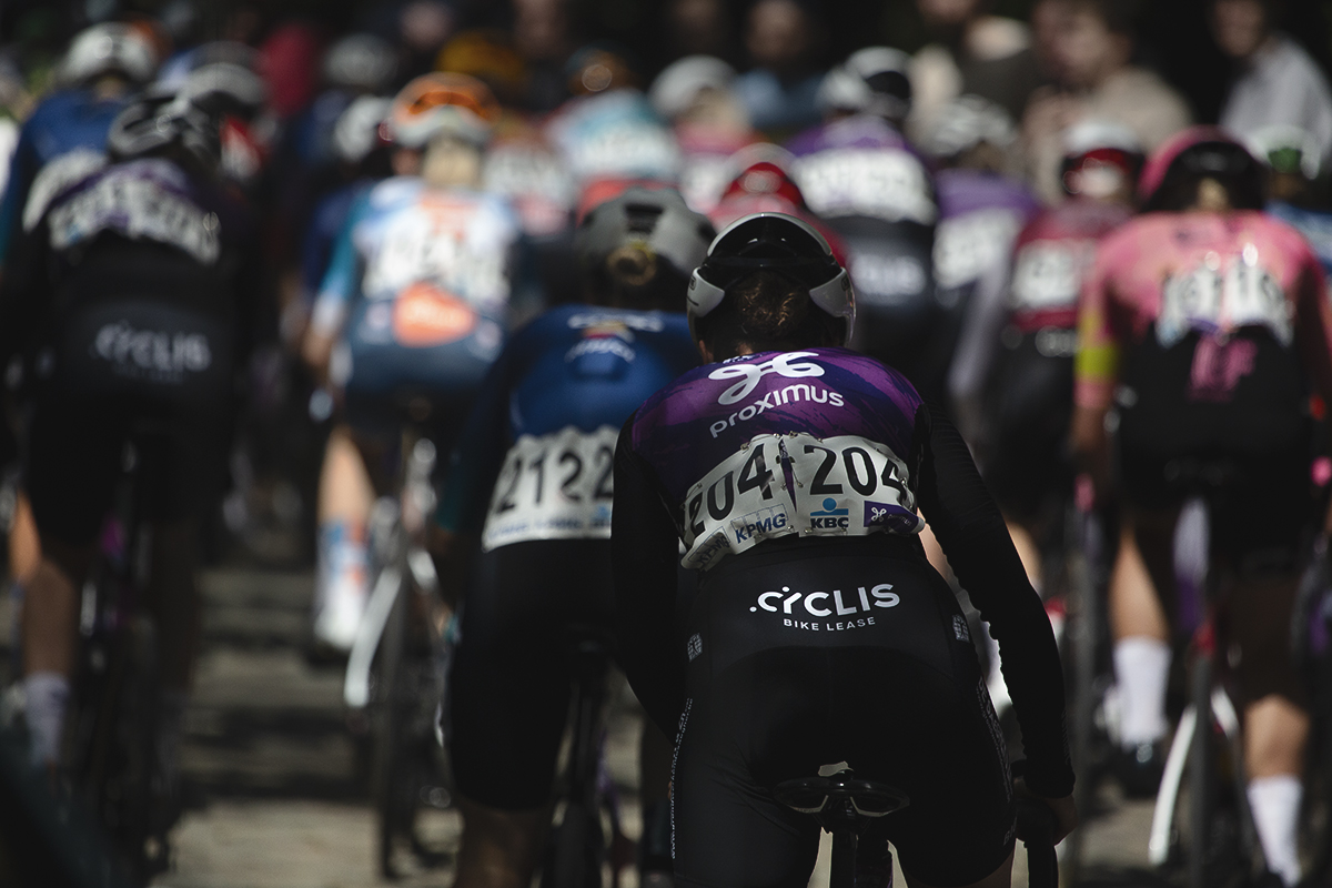 De Brabantse Pijl Vrouwen 2024 - The peloton from behind as it takes on Moskestraaat
