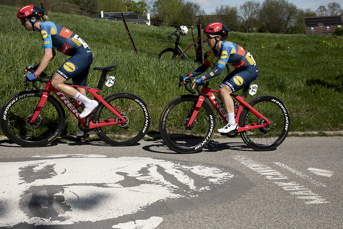 De Brabantse Pijl Vrouwen 2024 - Brodie Chapman & Amanda Spratt race over a portrait of Mark Cavendish painted on the road