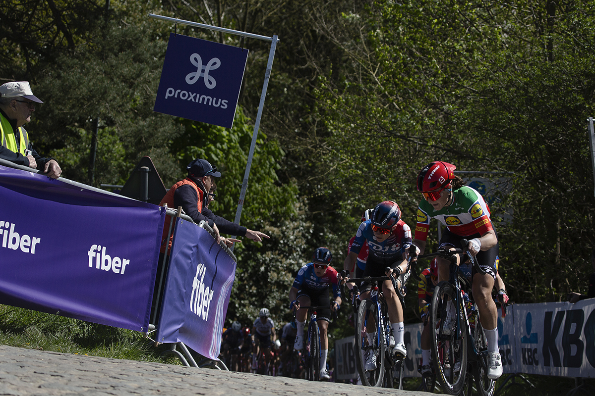 De Brabantse Pijl Vrouwen 2024 - Elisa Longo Borghini takes the corner at the top of the Moskestraaat