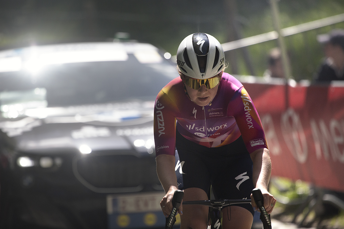 De Brabantse Pijl Vrouwen 2024 - Lonneke Uneken of Team SD Worx - Protime is followed by a team car up Moskestraaat