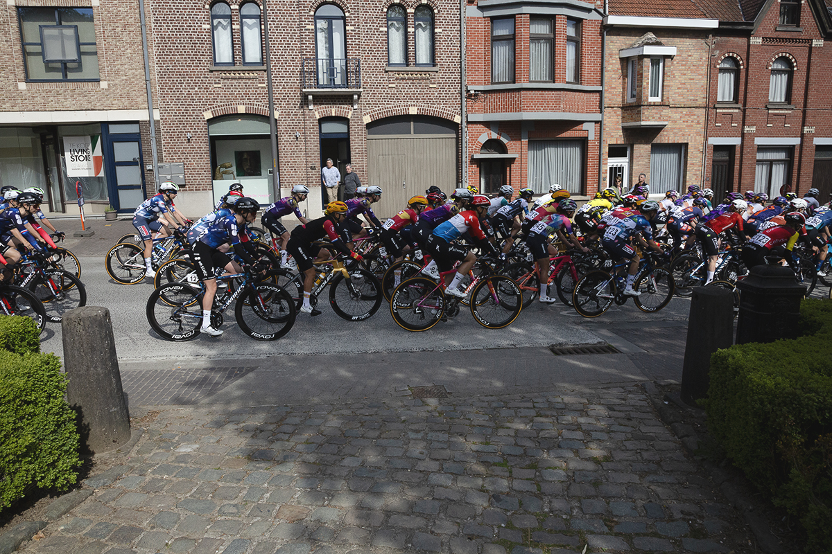De Brabantse Pijl Vrouwen 2025 - Locals watch from their doorsteps as the race begins
