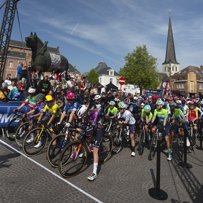 De Brabantse Pijl Vrouwen 2025 - Riders take to the start line in the market place in Lennik