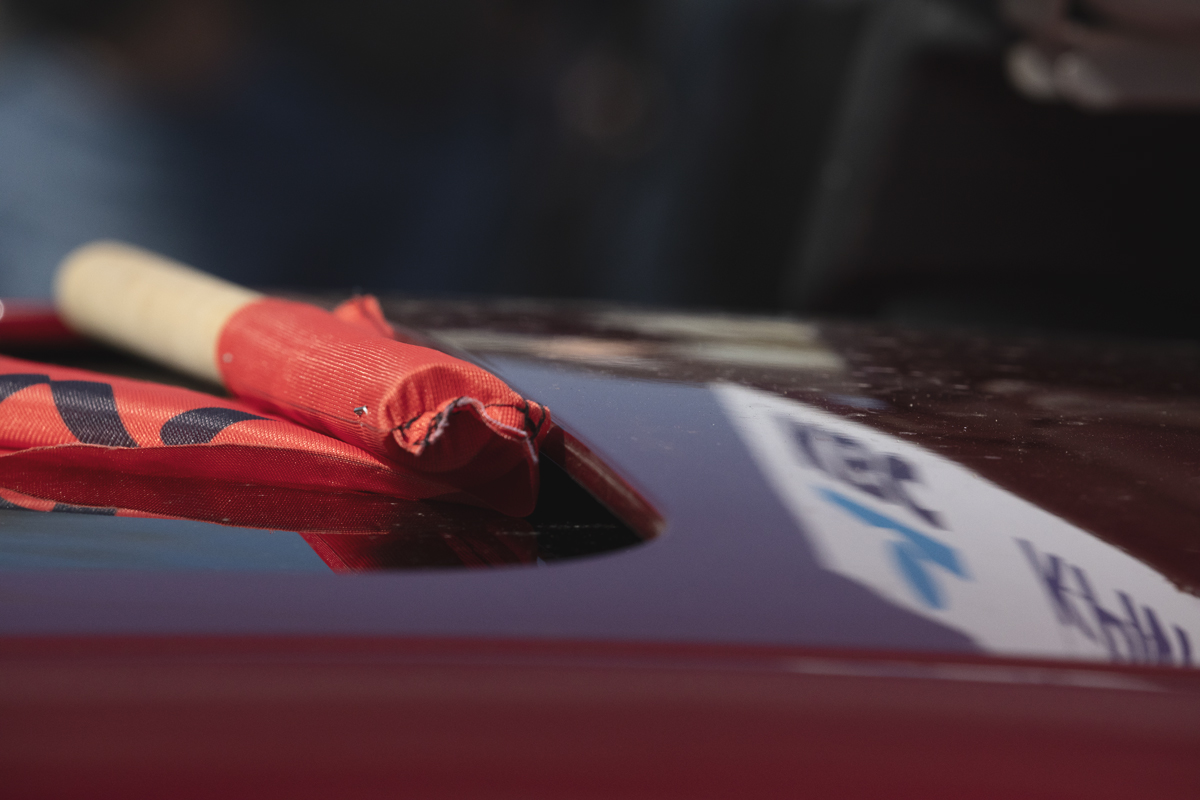 De Brabantse Pijl Vrouwen 2025 - The Race Director’s flag rests on the roof of their car before the race start