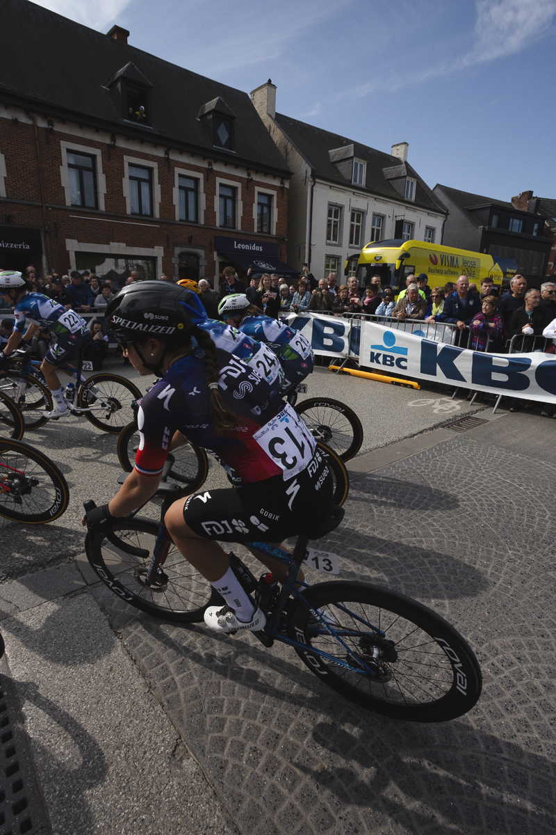 De Brabantse Pijl Vrouwen 2025 - Jade Wiel rides out of the market place as the race starts