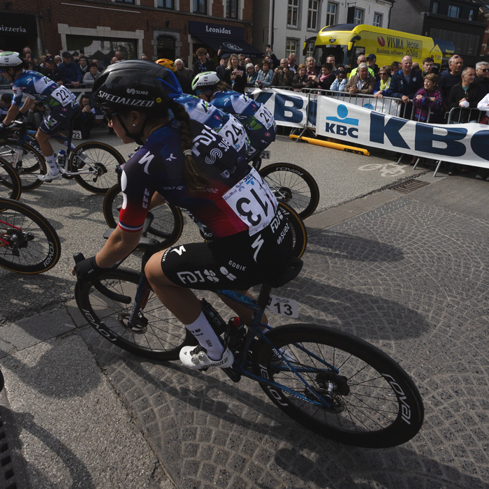 De Brabantse Pijl Vrouwen 2025 - Jade Wiel rides out of the market place as the race starts
