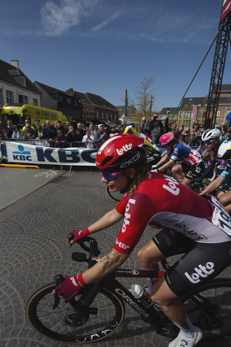 De Brabantse Pijl Vrouwen 2025 - Mieke Docx rounds the first bend as the race starts in Lennik