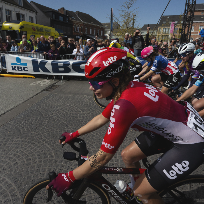 De Brabantse Pijl Vrouwen 2025 - Mieke Docx rounds the first bend as the race starts in Lennik