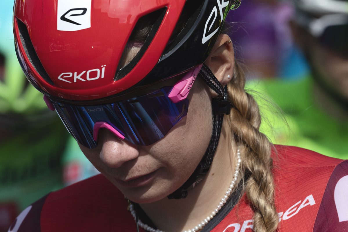 De Brabantse Pijl Vrouwen 2025 - Mieke Docx looks downwards at the start of the race