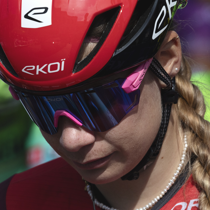 De Brabantse Pijl Vrouwen 2025 - Mieke Docx looks downwards at the start of the race