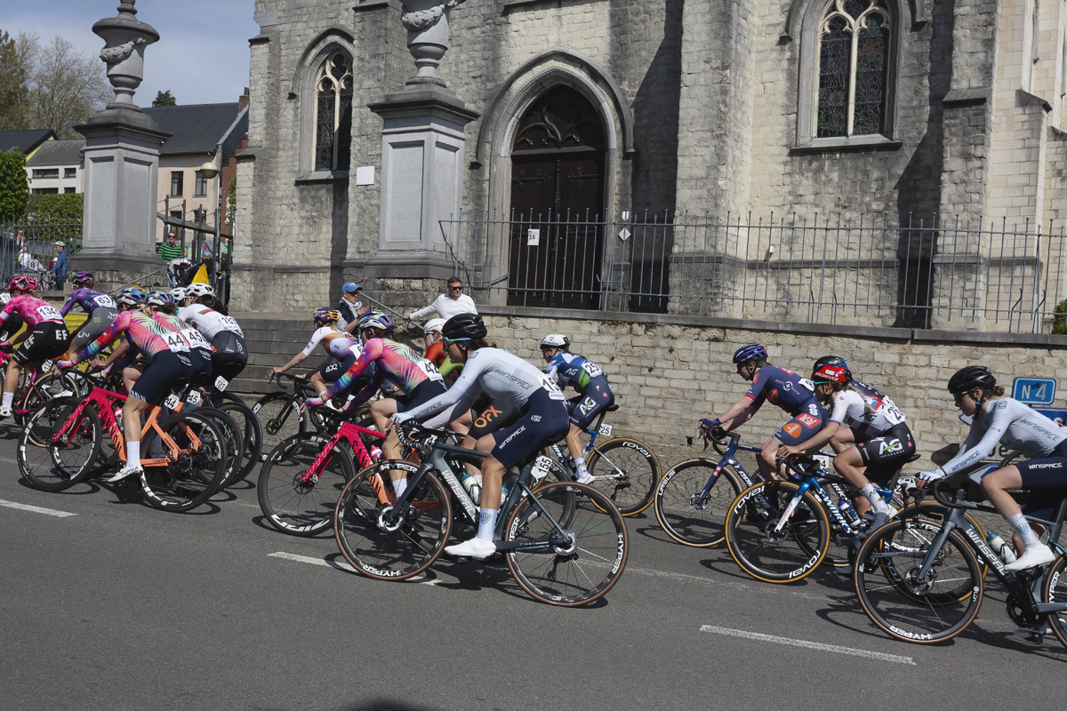 De Brabantse Pijl Vrouwen 2025 - The race passes in front of the church in Overijse