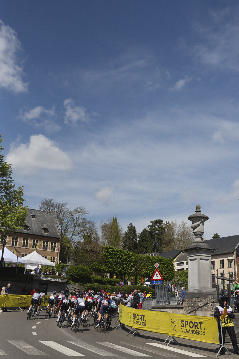 De Brabantse Pijl Vrouwen 2025 - The peloton passes through the main square in Overijse