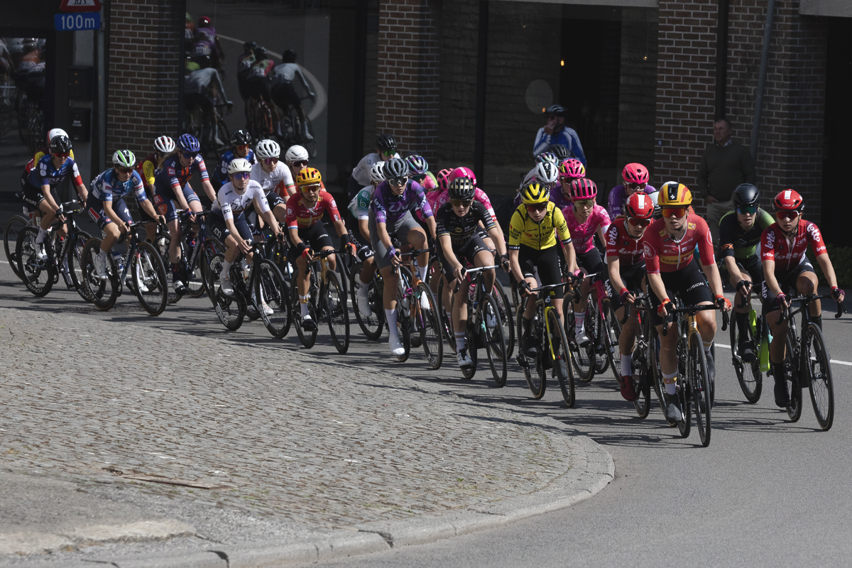 De Brabantse Pijl Vrouwen 2025 - The race is reflected in a window as fans watch on