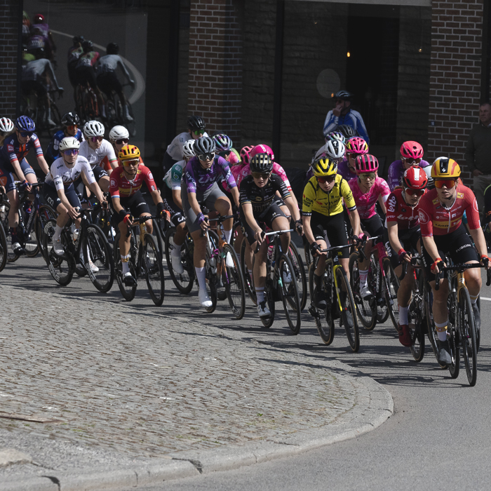 De Brabantse Pijl Vrouwen 2025 - The race is reflected in a window as fans watch on