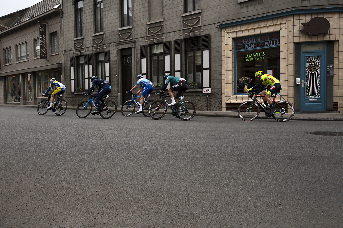 Dwars Door Vlaanderen 2022 -The breakaway go past the butchers Gaston van de Walle