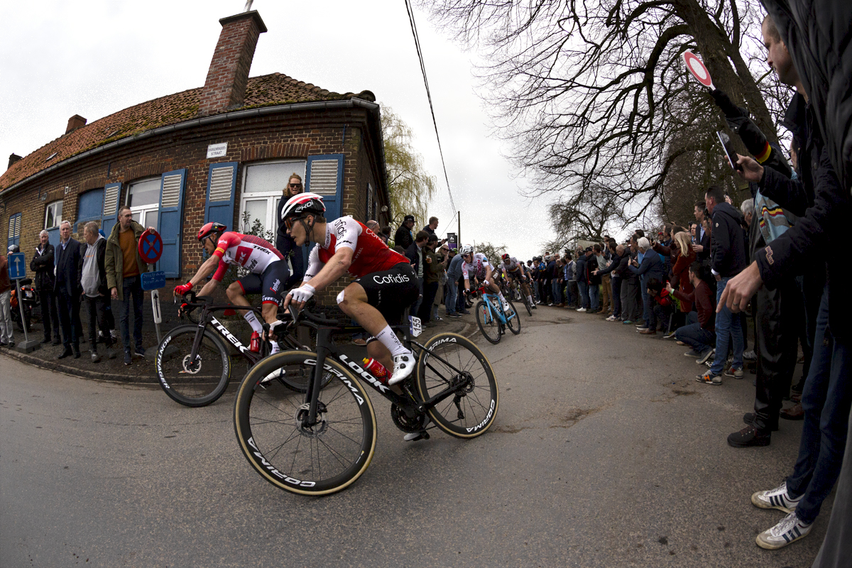 Dwars Door Vlaanderen 2023 - Axel Zingle from Cofidis rounds the corner past a house onto Drogenbroodstraat at the top of Knokteberg