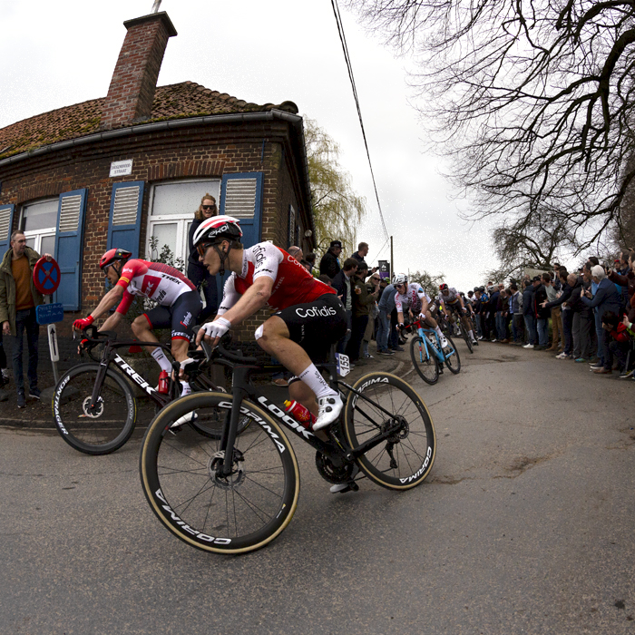 Dwars Door Vlaanderen 2023 - Axel Zingle from Cofidis rounds the corner past a house onto Drogenbroodstraat at the top of Knokteberg