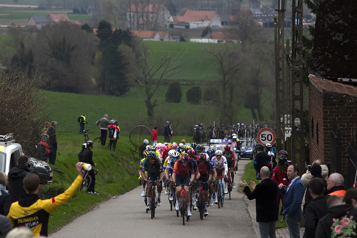 Dwars Door Vlaanderen 2023 - The peloton approach on the Rue de Trieu