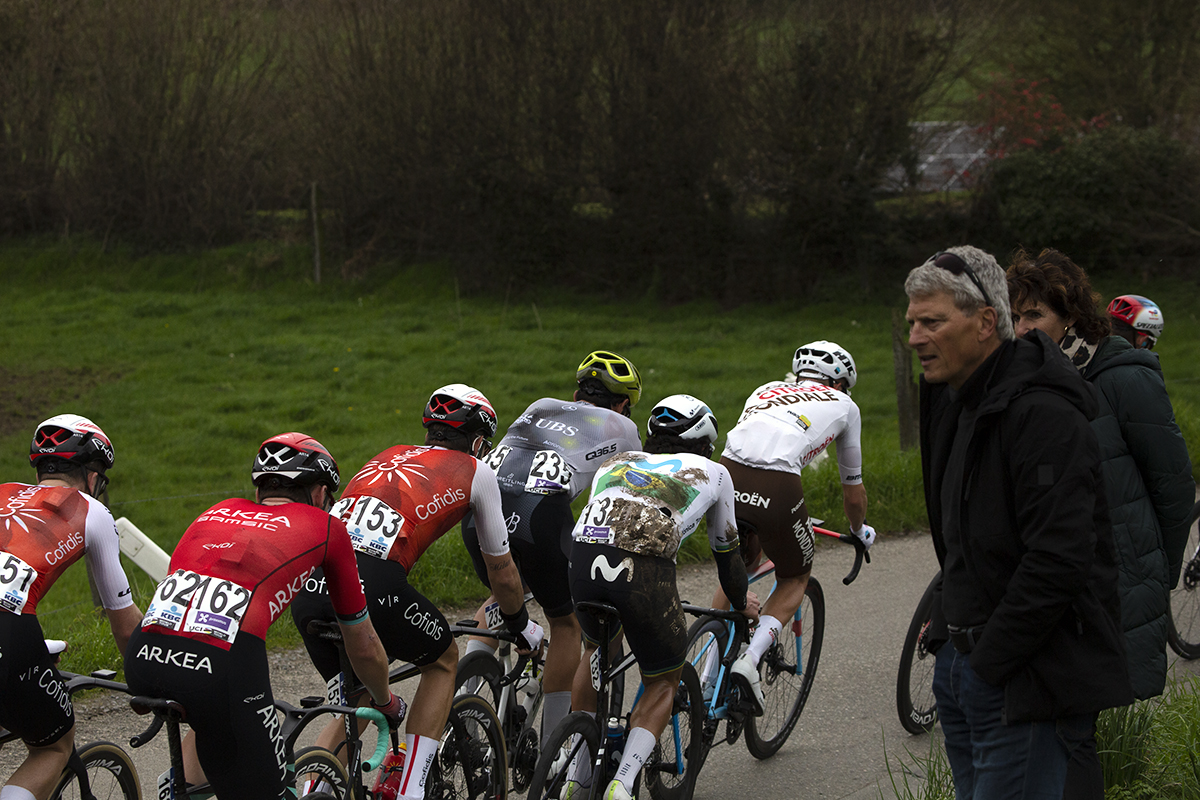 Dwars Door Vlaanderen 2023 - Fans watch riders go past on Knokteberg one rider is covered in mud