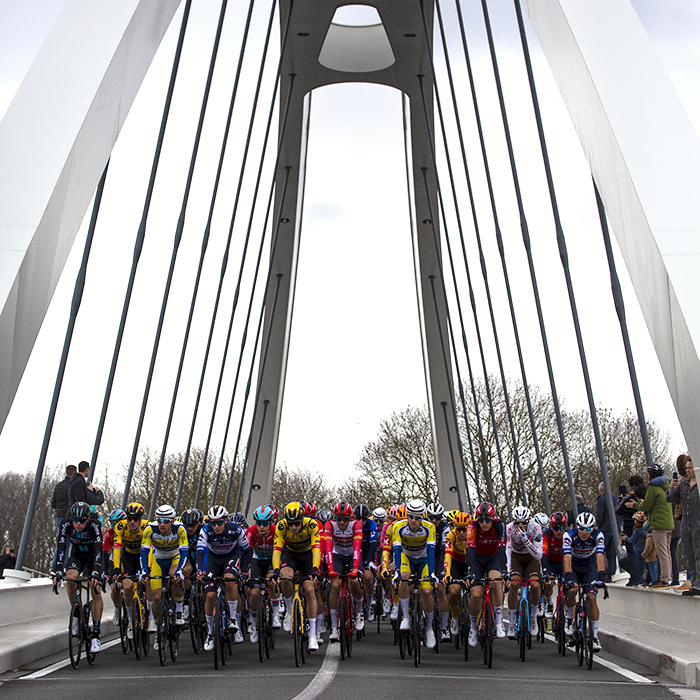 Dwars Door Vlaanderen 2023 - The peloton crossing the Munkenbrug bridge