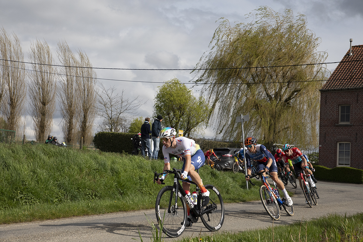 Dwars Door Vlaanderen 2024 - Riders take the corner on to Rue des Chapelles