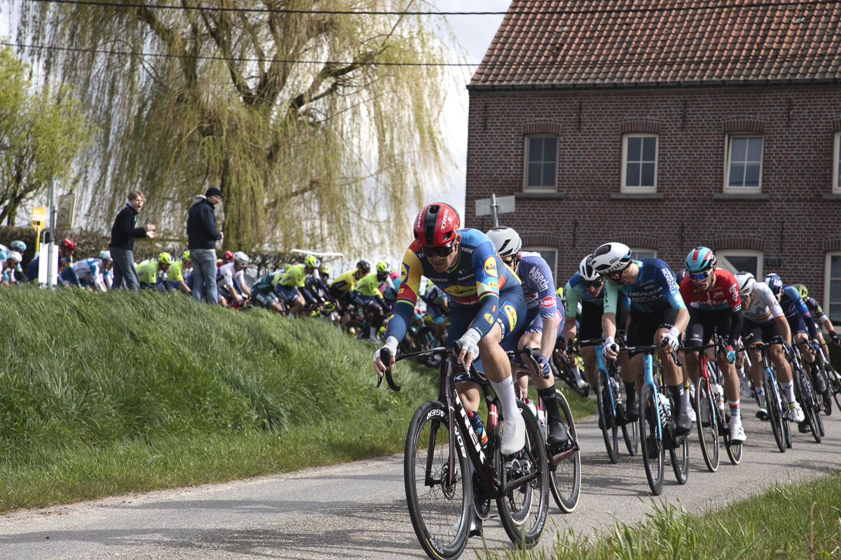Dwars Door Vlaanderen 2024 - The peloton takes the corner on to Rue des Chapelles