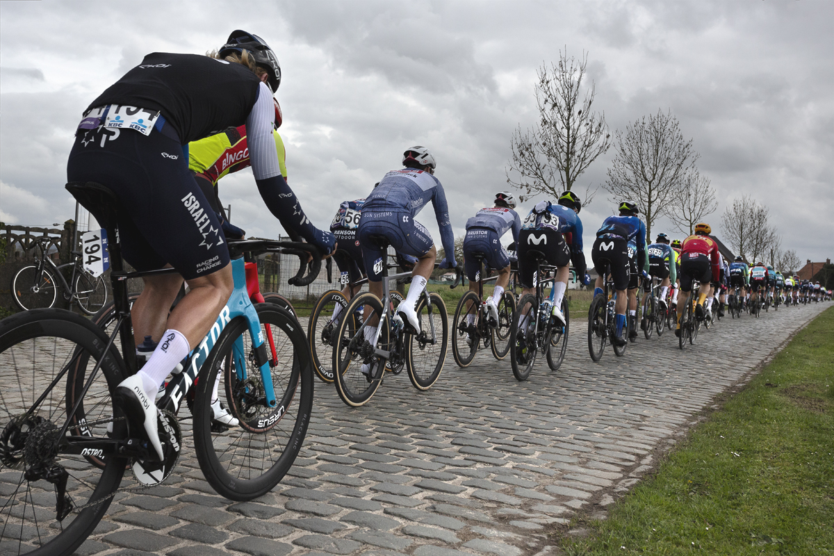Dwars Door Vlaanderen 2024 - Riders on the cobbles of Varentstraat