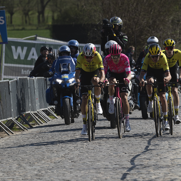 Dwars Door Vlaanderen 2025 - The lead group of riders attack the Eikenberg climb