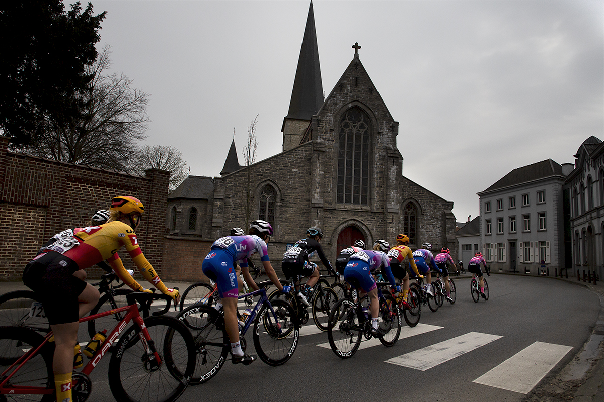 Dwars Door Vlaanderen Vrouwen 2022 - The peloton passes a church