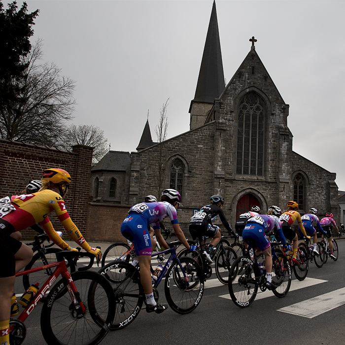 Dwars Door Vlaanderen Vrouwen 2022 - The peloton passes a church