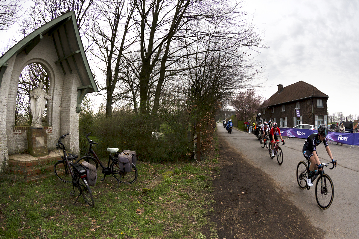 Dwars Door Vlaanderen Vrouwen 2023 - The race passes a shrine led by Team DSM’s Lea Curinier