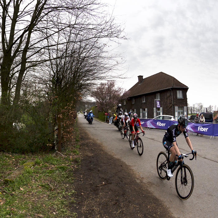 Dwars Door Vlaanderen Vrouwen 2023 - The race passes a shrine led by Team DSM’s Lea Curinier