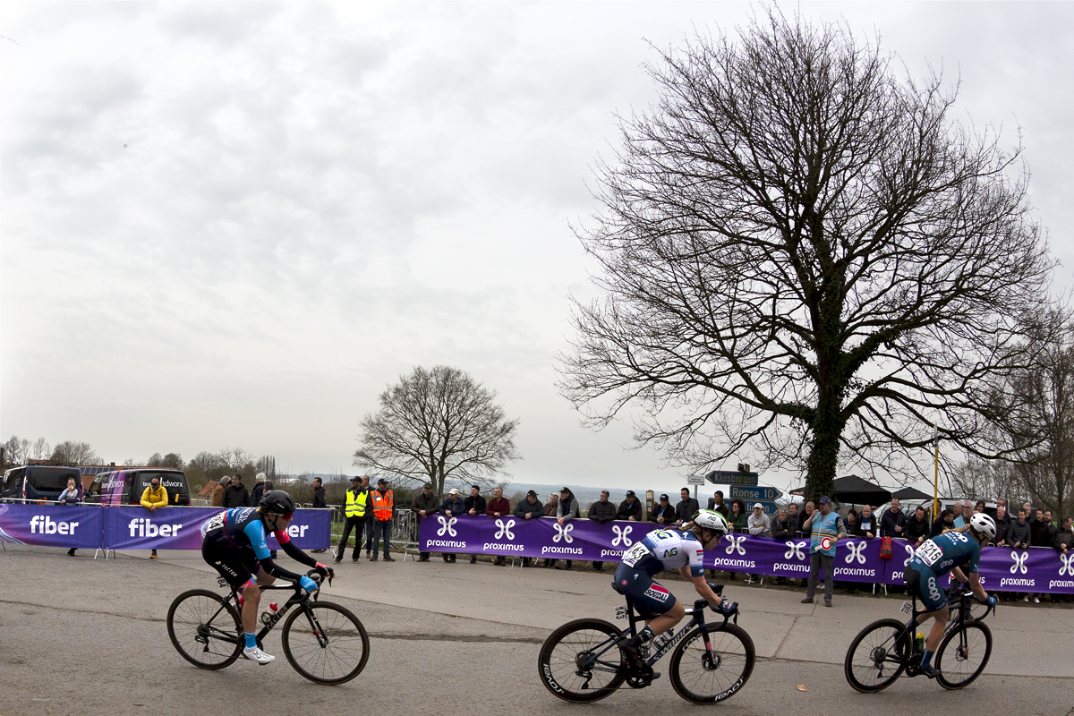 Dwars Door Vlaanderen Vrouwen 2023 - Riders pass Ronde van Vlaanderenstraat