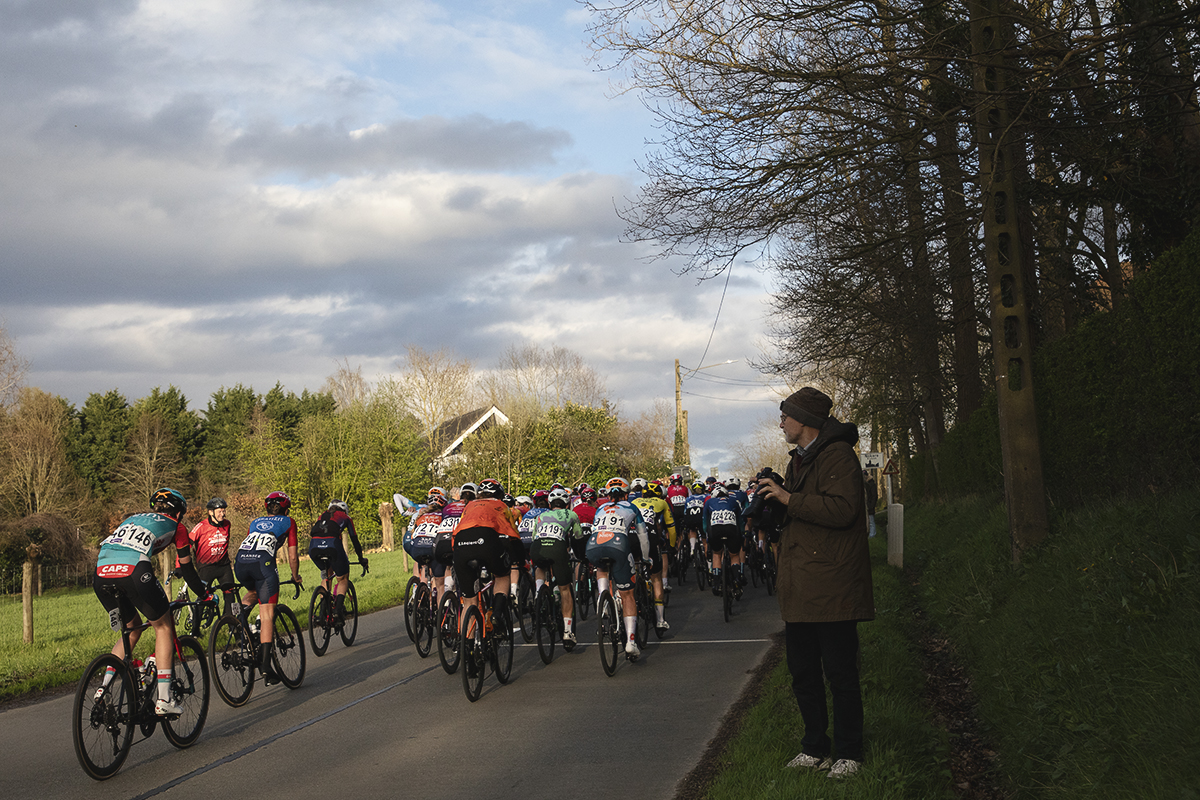 Dwars Door Vlaanderen Vrouwen 2024 - Spectators watch as the women’s peloton makes its ways back to Nokere