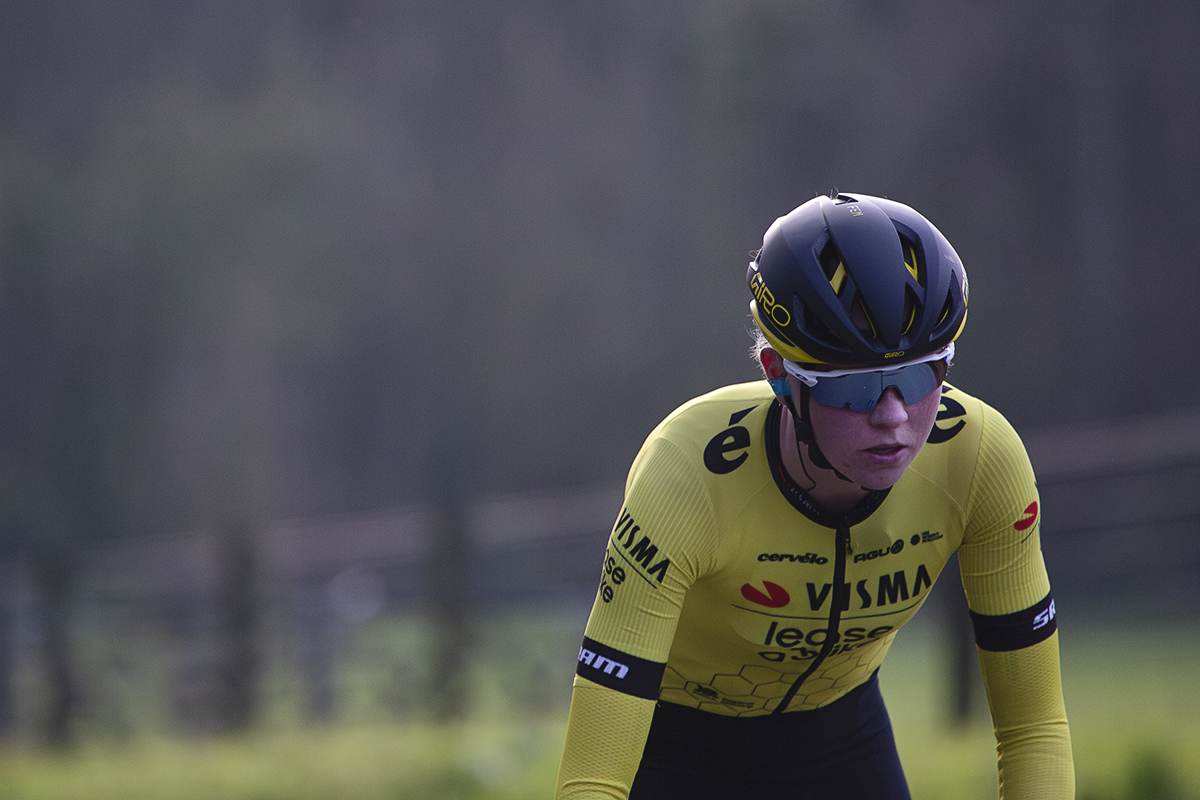 Dwars Door Vlaanderen Vrouwen 2024 - A close up of Fem van Empel during the race