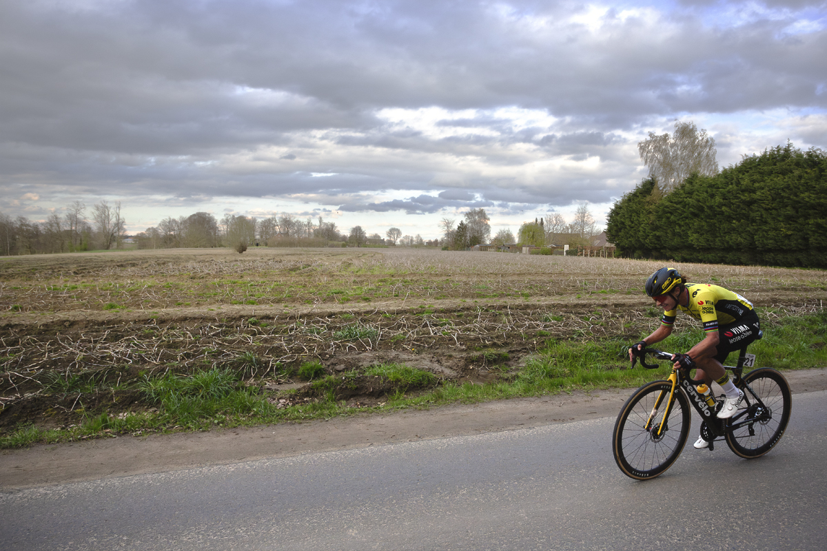 Dwars Door Vlaanderen Vrouwen 2024 - Marianne Vos with fallow fields behind her