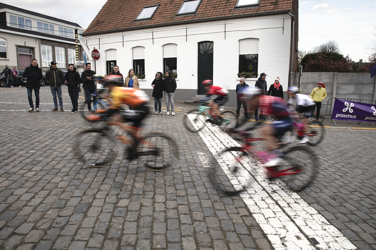 Dwars Door Vlaanderen Vrouwen 2024 - The women’s race speeds past fans at the top of Nokereberg