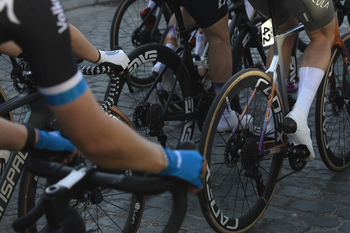 Dwars Door Vlaanderen Vrouwen 2025 - A close up of the riders wheels