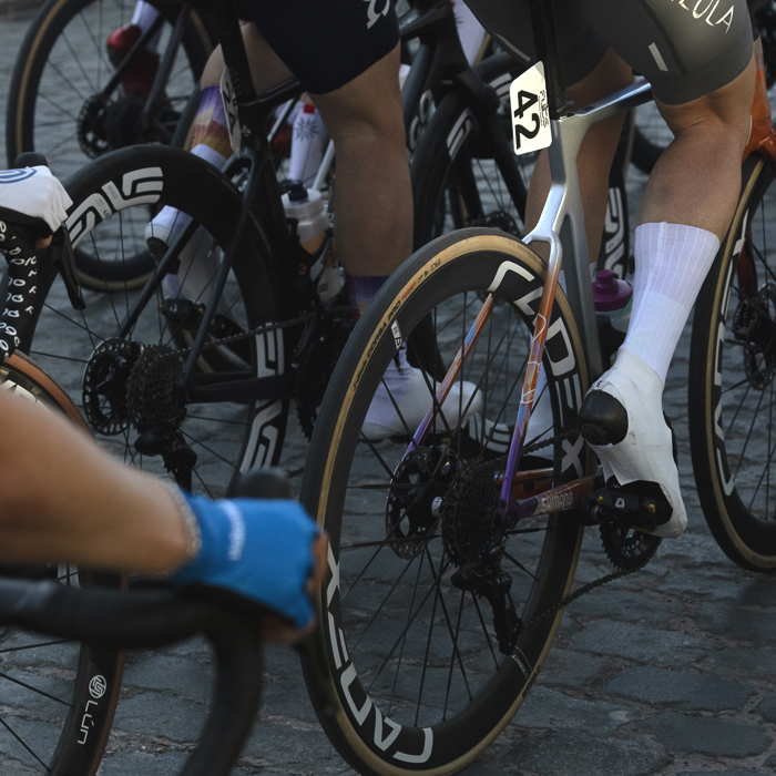 Dwars Door Vlaanderen Vrouwen 2025 - A close up of the riders wheels