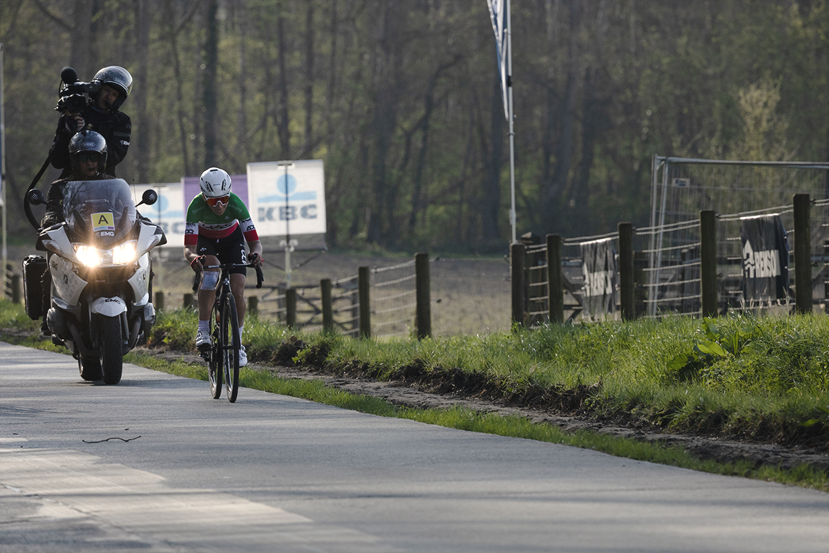Dwars Door Vlaanderen Vrouwen 2025 - Elisa Longo Borghini is followed by a TV Moto as she leads the race