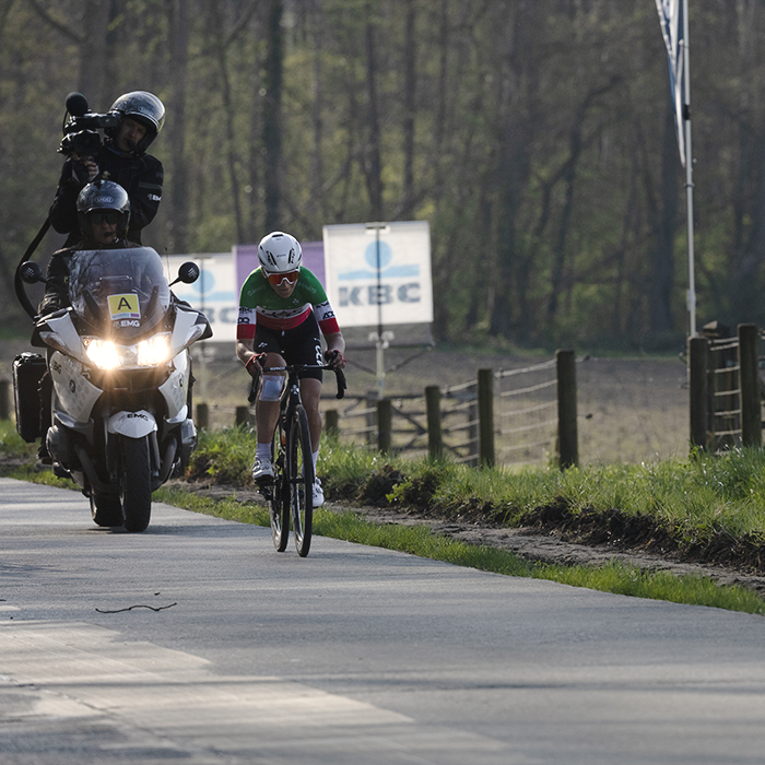 Dwars Door Vlaanderen Vrouwen 2025 - Elisa Longo Borghini is followed by a TV Moto as she leads the race