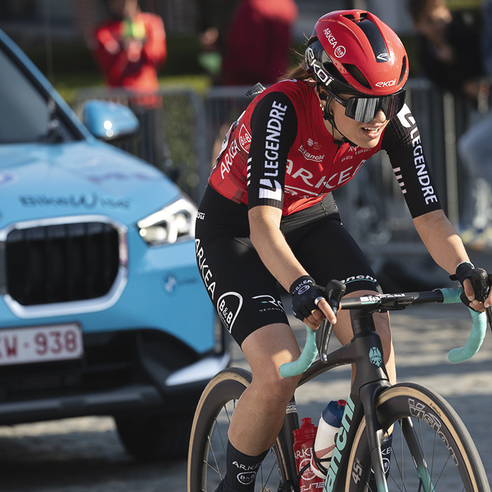 Dwars Door Vlaanderen Vrouwen 2025 - Titia Ryo of Arkéa - B&B Hotels Women is closely followed by a team car as she climbs through Nokere